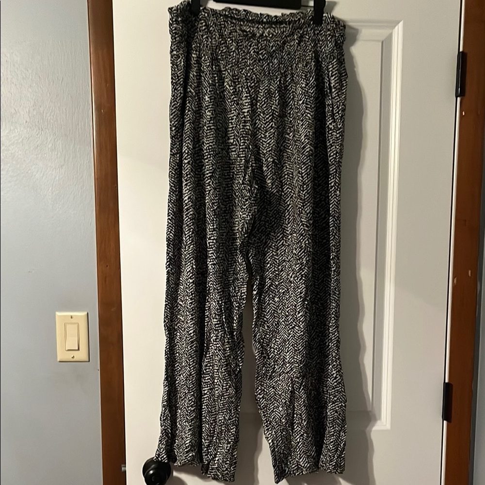 Black and White wide leg Patterned Pants